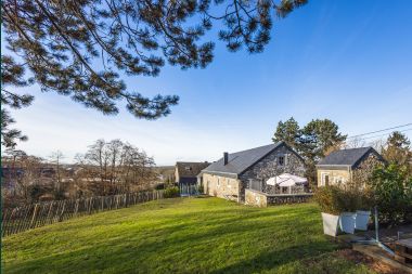 Holiday cottage with wood finishing for 9 pers. to rent in Durbuy