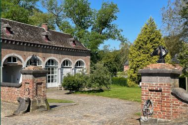 Charming holiday house in a castle annex to rent in Gembloux