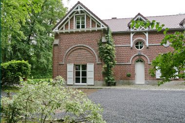 Charming holiday home in Ciney: 4 people, private garden, near walking routes