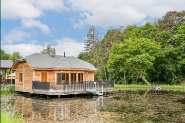 Unique stilt house for 4 people on a pond in Vencimont, Ardennes