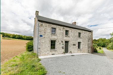 Holiday home with plenty of character for 7/9 people to rent in the Ardennes (Huy)
