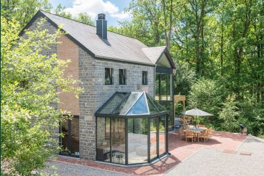 Superb contemporary villa for eight people on the edge of a golf course in Durbuy.