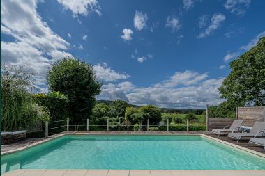 Luxury holiday home for 4 with large jacuzzi, sauna and swimming pool in Lierneux, Ardennes.