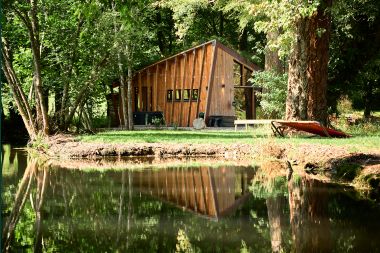 Remote chalet for 4 with jacuzzi, pond in Saint-Hubert, Ardennes