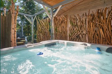 Chalet for 8 in Durbuy: 4 bedrooms, jacuzzi, sauna, wooded area