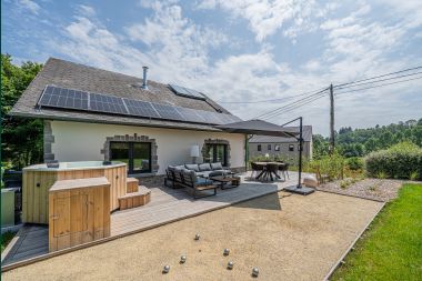 Holiday home for 6 people in Gesves, 3 bedrooms with bathroom, private terrace, hot tub and petanque court