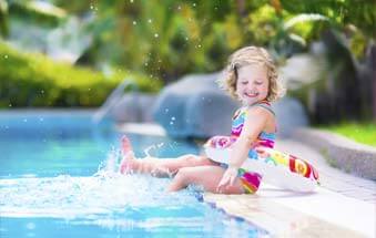 Plons in het zwembad