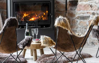 Knus bij het haardvuur