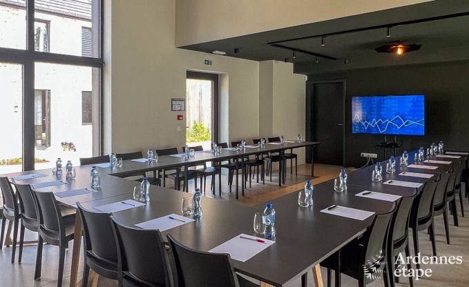 Ruime vakantiewoning aan het water in Aubel voor 21 personen met 9 slaap- en badkamers, binnenzwembad en priv�tuin