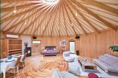 Ruime yurt voor 4 personen in Aywaille met houtpelletkachel en privétuin met terras