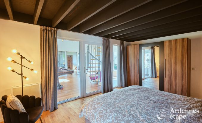 Ruime villa voor 9 personen in Baillonville met binnenzwembad en jacuzzi