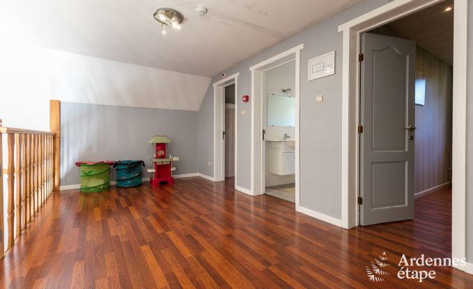 Ruime chalet voor groepen in Beauraing, Ardennen