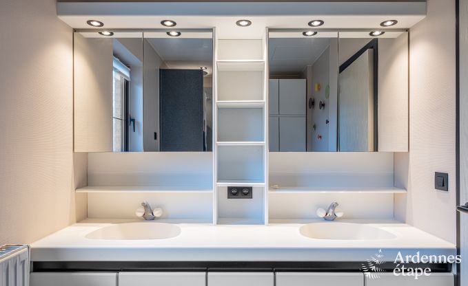 Charmante en ruime vakantiewoning met zwembad in Beauraing, Ardennen