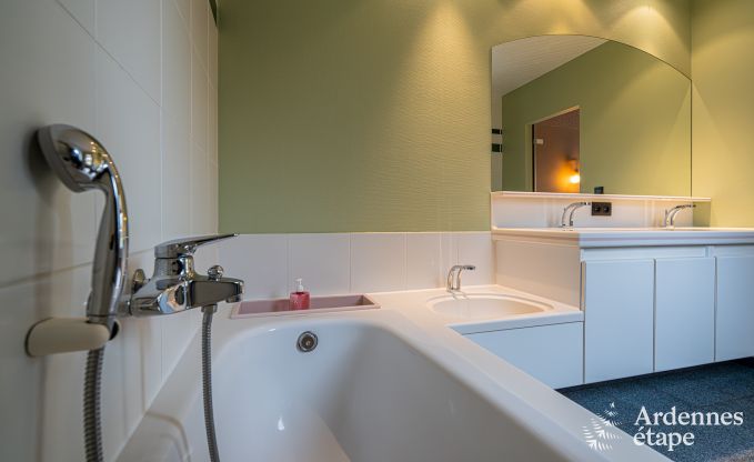 Charmante en ruime vakantiewoning met zwembad in Beauraing, Ardennen