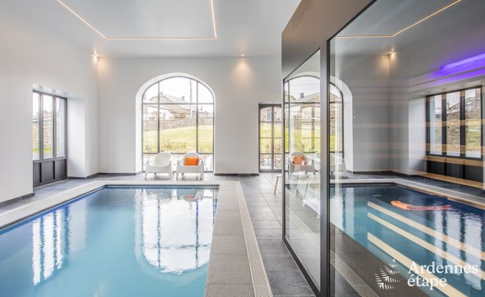 Prachtig kasteel in Bertrix: accommodatie voor 20 personen met binnenzwembad, jacuzzi en infraroodcabine
