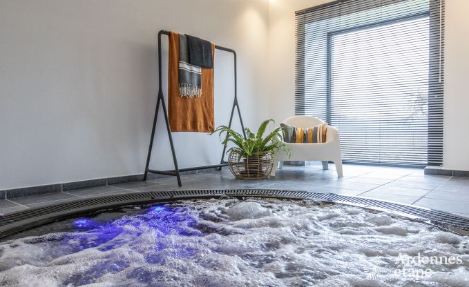 Prachtig kasteel in Bertrix: accommodatie voor 20 personen met binnenzwembad, jacuzzi en infraroodcabine