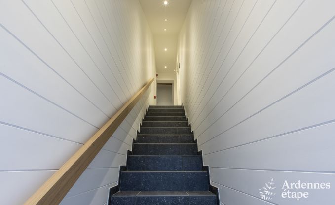 Prachtig kasteel in Bertrix: accommodatie voor 20 personen met binnenzwembad, jacuzzi en infraroodcabine