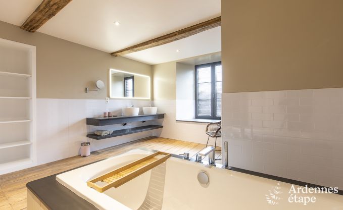 Prachtig kasteel in Bertrix: accommodatie voor 20 personen met binnenzwembad, jacuzzi en infraroodcabine