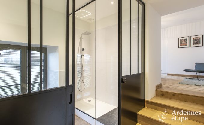 Prachtig kasteel in Bertrix: accommodatie voor 20 personen met binnenzwembad, jacuzzi en infraroodcabine