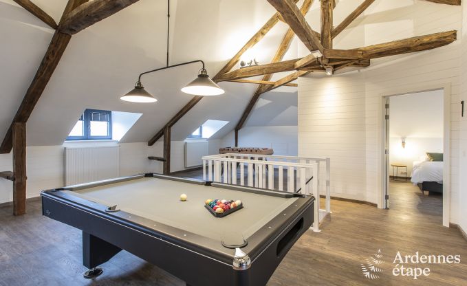 Prachtig kasteel in Bertrix: accommodatie voor 20 personen met binnenzwembad, jacuzzi en infraroodcabine