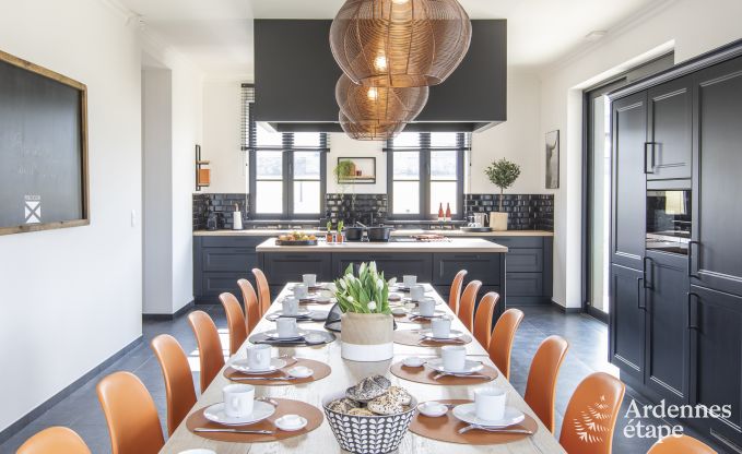 Prachtig kasteel in Bertrix: accommodatie voor 20 personen met binnenzwembad, jacuzzi en infraroodcabine