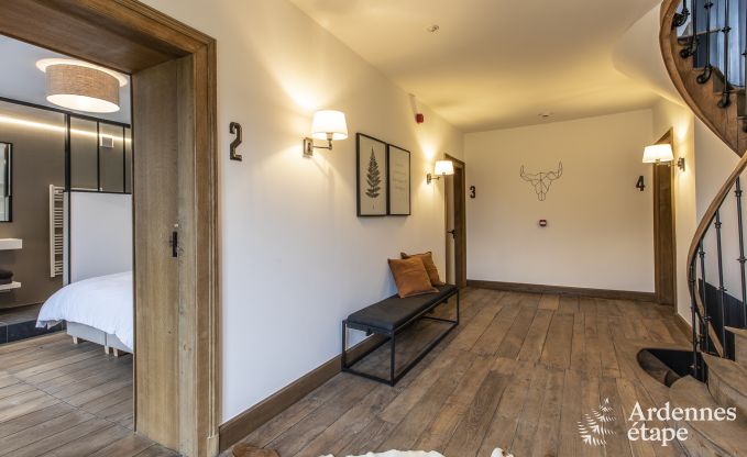 Prachtig kasteel in Bertrix: accommodatie voor 20 personen met binnenzwembad, jacuzzi en infraroodcabine