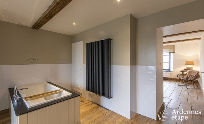 Prachtig kasteel in Bertrix: accommodatie voor 20 personen met binnenzwembad, jacuzzi en infraroodcabine