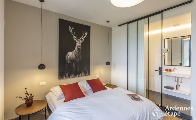 Prachtig kasteel in Bertrix: accommodatie voor 20 personen met binnenzwembad, jacuzzi en infraroodcabine