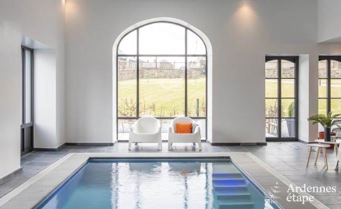 Prachtig kasteel in Bertrix: accommodatie voor 20 personen met binnenzwembad, jacuzzi en infraroodcabine