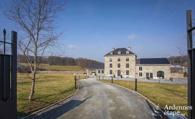 Prachtig kasteel in Bertrix: accommodatie voor 20 personen met binnenzwembad, jacuzzi en infraroodcabine