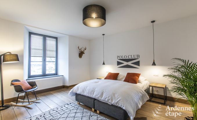 Prachtig kasteel in Bertrix: accommodatie voor 20 personen met binnenzwembad, jacuzzi en infraroodcabine