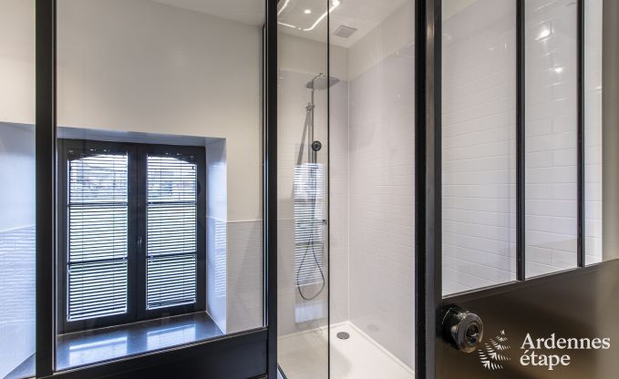 Prachtig kasteel in Bertrix: accommodatie voor 20 personen met binnenzwembad, jacuzzi en infraroodcabine