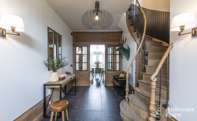 Prachtig kasteel in Bertrix: accommodatie voor 20 personen met binnenzwembad, jacuzzi en infraroodcabine