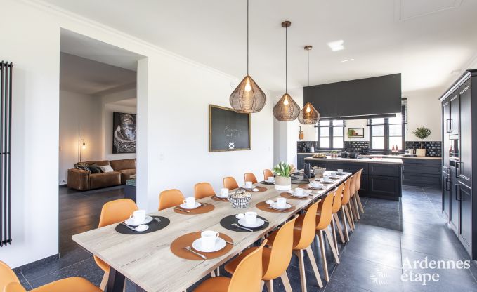 Prachtig kasteel in Bertrix: accommodatie voor 20 personen met binnenzwembad, jacuzzi en infraroodcabine