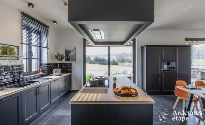 Prachtig kasteel in Bertrix: accommodatie voor 20 personen met binnenzwembad, jacuzzi en infraroodcabine