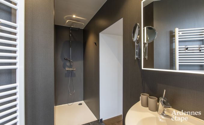 Prachtig kasteel in Bertrix: accommodatie voor 20 personen met binnenzwembad, jacuzzi en infraroodcabine