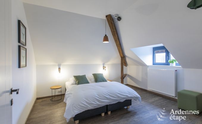 Prachtig kasteel in Bertrix: accommodatie voor 20 personen met binnenzwembad, jacuzzi en infraroodcabine