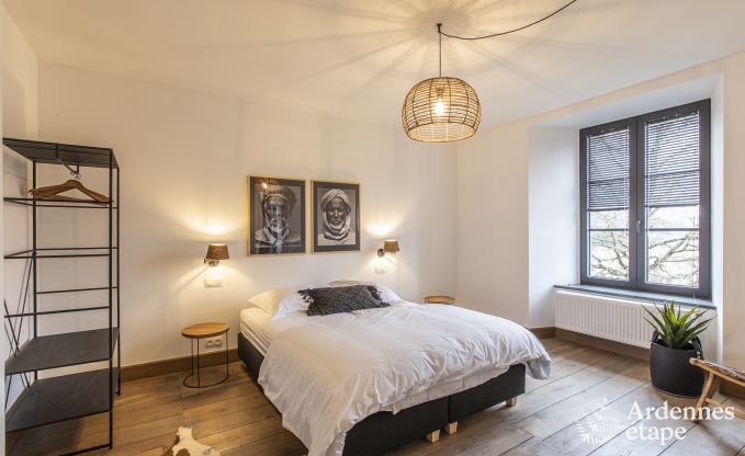 Prachtig kasteel in Bertrix: accommodatie voor 20 personen met binnenzwembad, jacuzzi en infraroodcabine