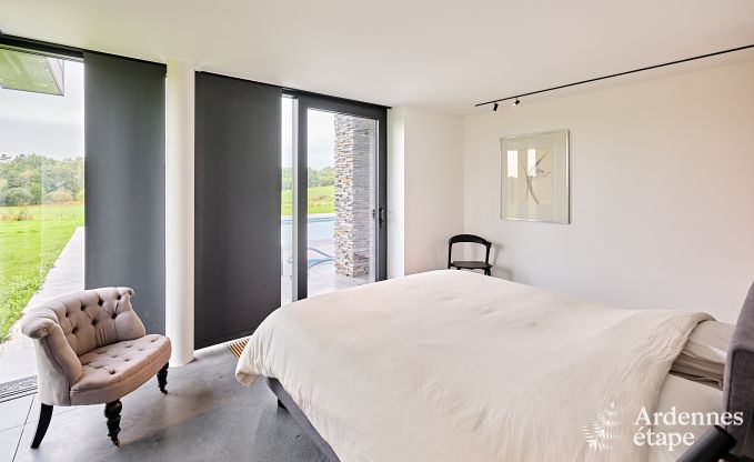 Ruime luxe villa in Bertrix voor 16 personen met verwarmd buitenzwembad en privterras aan het water