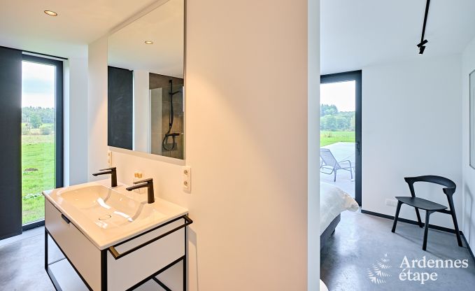 Ruime luxe villa in Bertrix voor 16 personen met verwarmd buitenzwembad en privterras aan het water