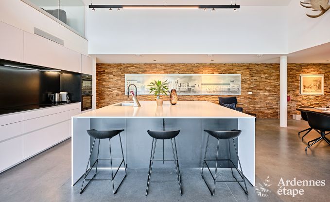 Ruime luxe villa in Bertrix voor 16 personen met verwarmd buitenzwembad en privterras aan het water