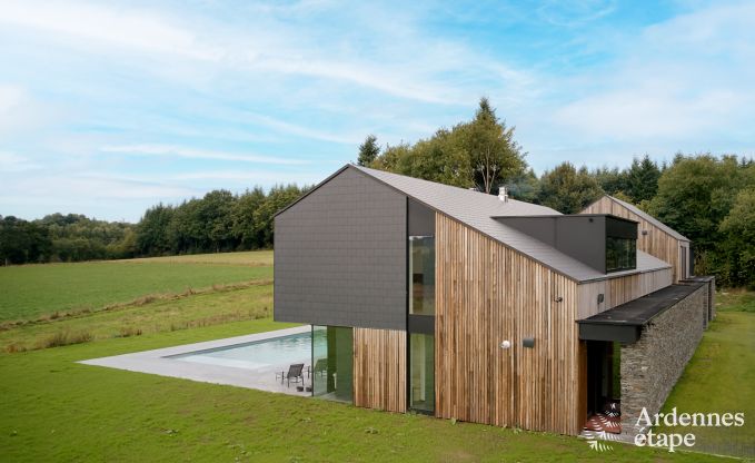 Ruime luxe villa in Bertrix voor 16 personen met verwarmd buitenzwembad en privterras aan het water