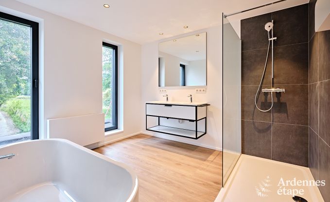 Ruime luxe villa in Bertrix voor 16 personen met verwarmd buitenzwembad en privterras aan het water