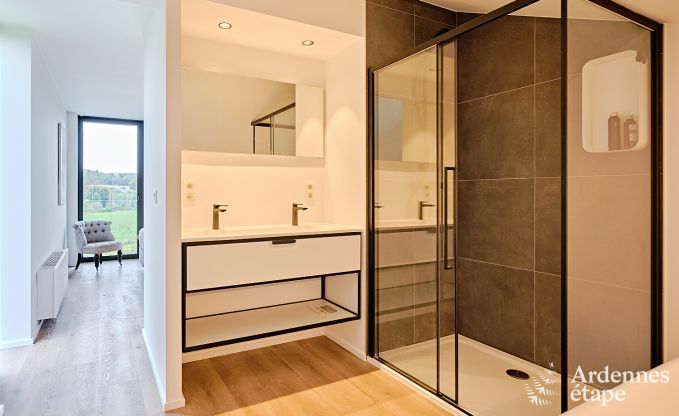 Ruime luxe villa in Bertrix voor 16 personen met verwarmd buitenzwembad en privterras aan het water