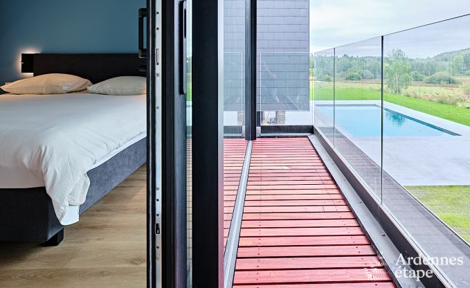 Ruime luxe villa in Bertrix voor 16 personen met verwarmd buitenzwembad en privterras aan het water