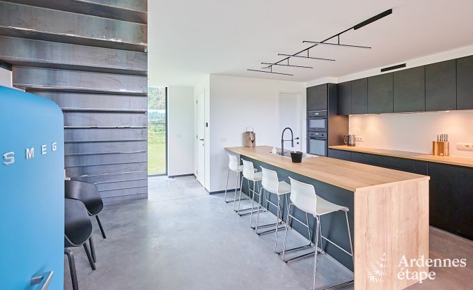 Ruime luxe villa in Bertrix voor 16 personen met verwarmd buitenzwembad en privterras aan het water