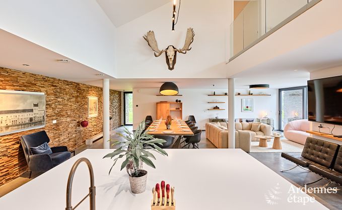 Ruime luxe villa in Bertrix voor 16 personen met verwarmd buitenzwembad en privterras aan het water