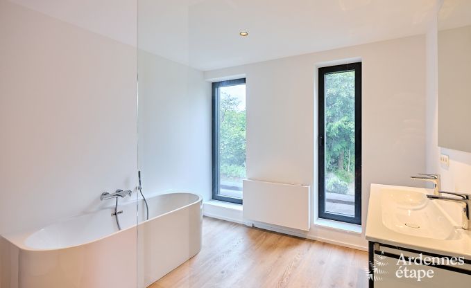 Ruime luxe villa in Bertrix voor 16 personen met verwarmd buitenzwembad en privterras aan het water