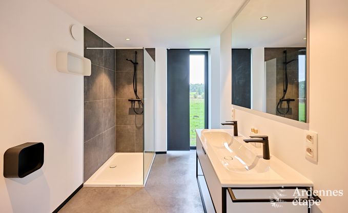 Ruime luxe villa in Bertrix voor 16 personen met verwarmd buitenzwembad en privterras aan het water