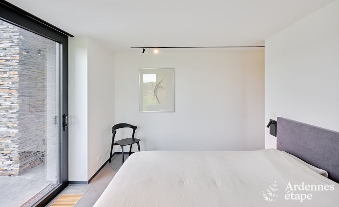 Ruime luxe villa in Bertrix voor 16 personen met verwarmd buitenzwembad en privterras aan het water